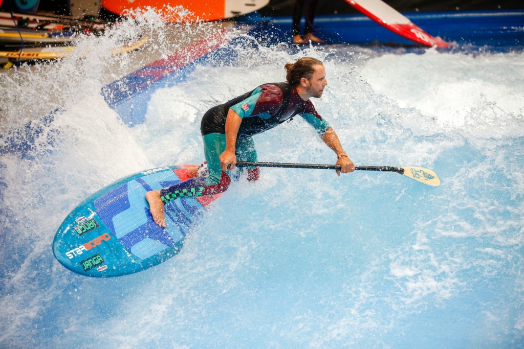 SUP Surf auf the wave